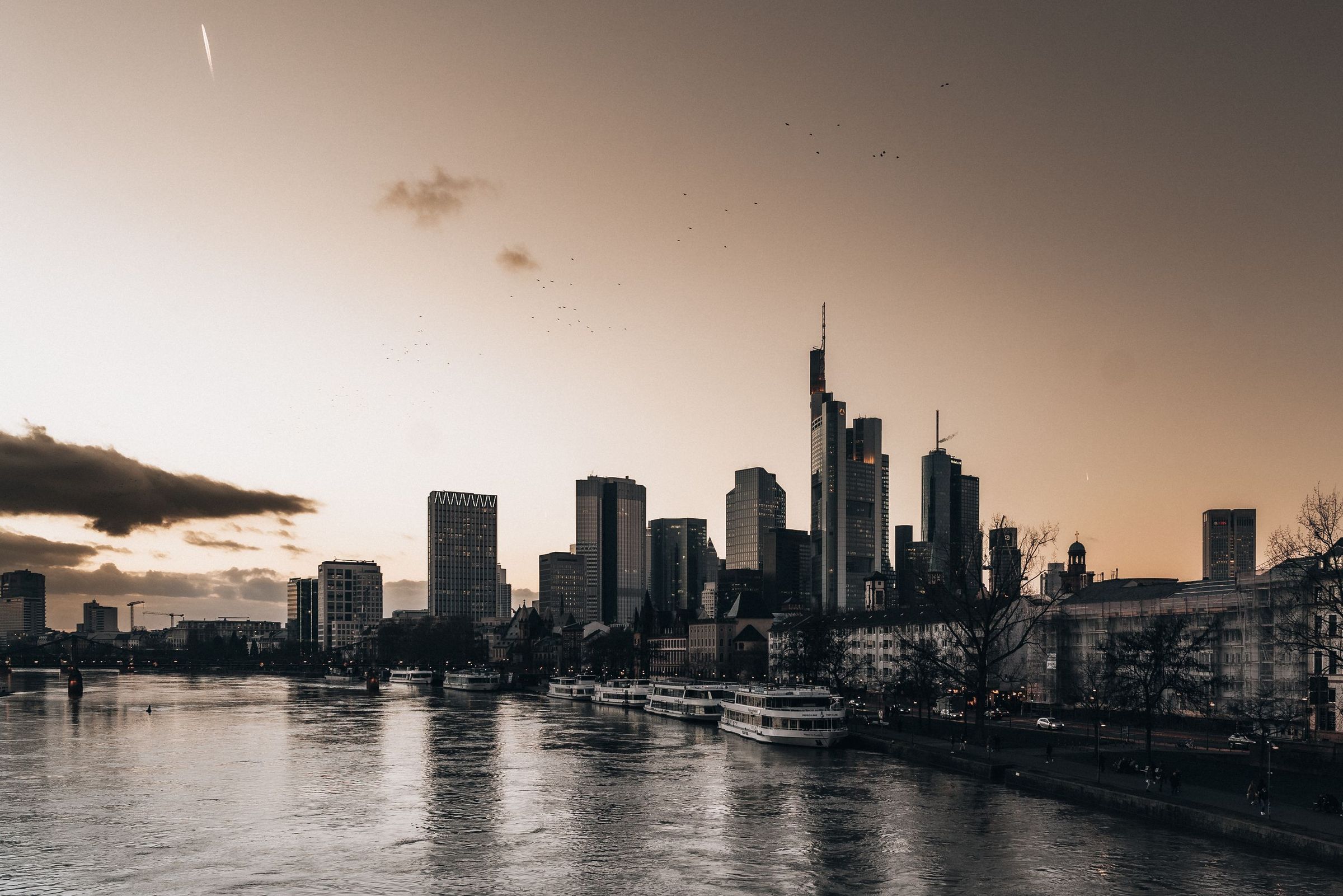 Frankfurter Skyline über dem Main